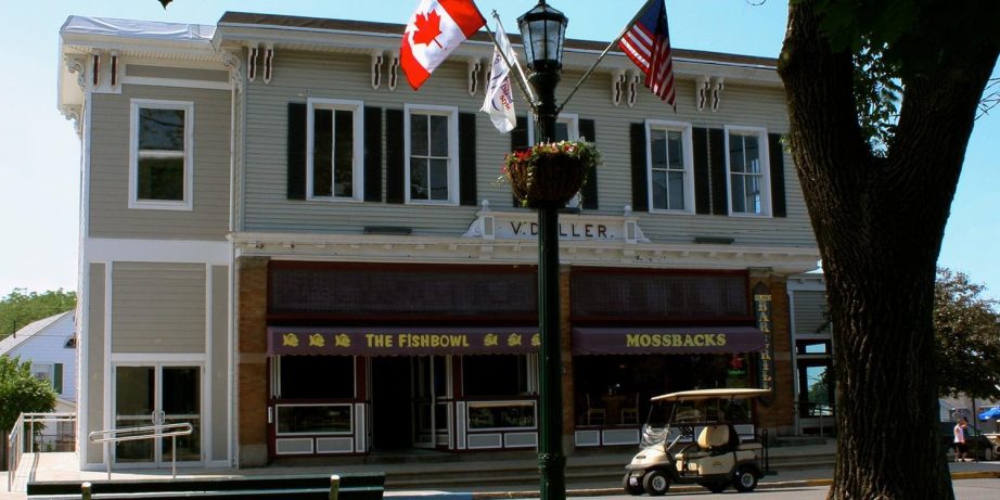 Mossbacks Island Bar & Grill